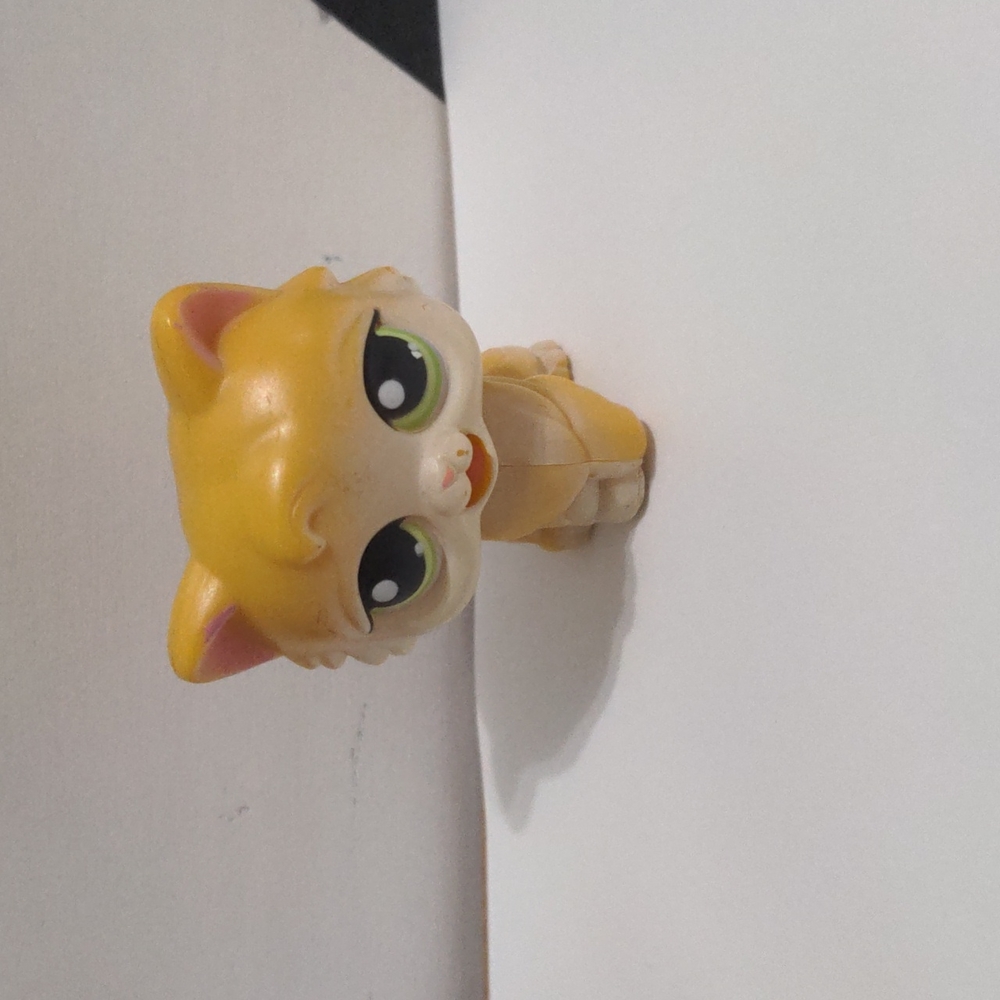 2005 first generation yellow licking cat littlest pet shop